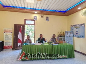 Babinsa Ponain Dukung Persiapan Desa Sambut HUT RI