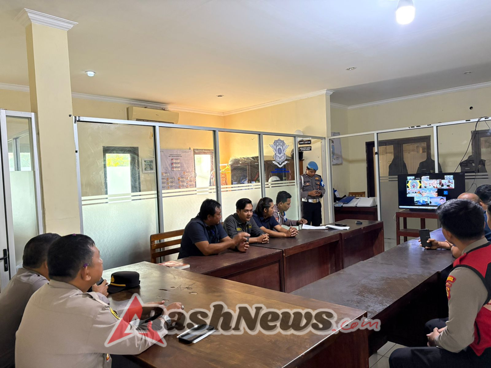 Kapolsek Nusa Penida Beserta Personel Beragama Hindu Ikuti Pembinaan Rohani Rutin SSDM Polri Melalui Zoom