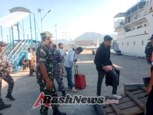 Babinsa Dampingi Proses Bongkar Muat KM. Wilis, Transportasi Laut Ende Berjalan Lancar