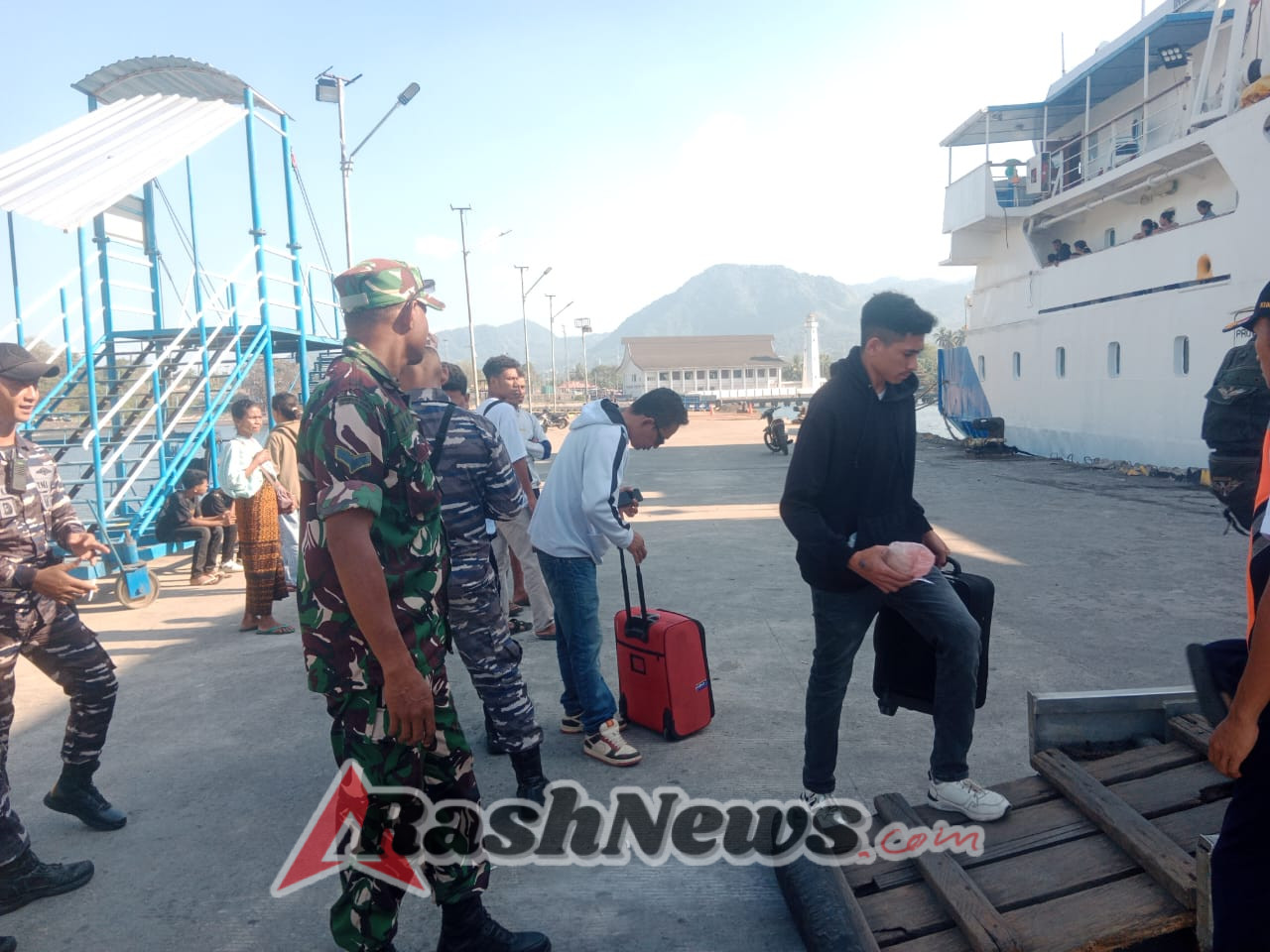 Babinsa Dampingi Proses Bongkar Muat KM. Wilis, Transportasi Laut Ende Berjalan Lancar
