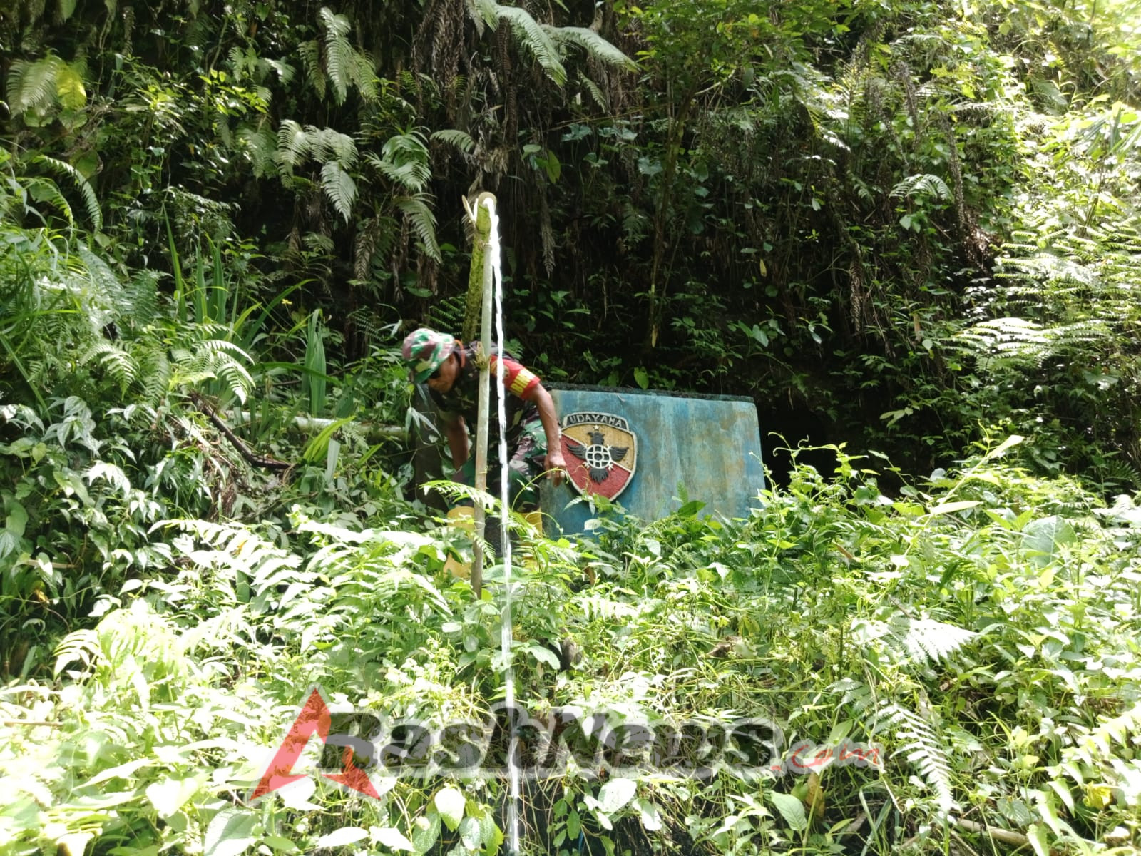 Agar Tetap Layak Digunakan Masyarakat, Babinsa Lakukan Perawatan Pompa Hydram Secara Intensif