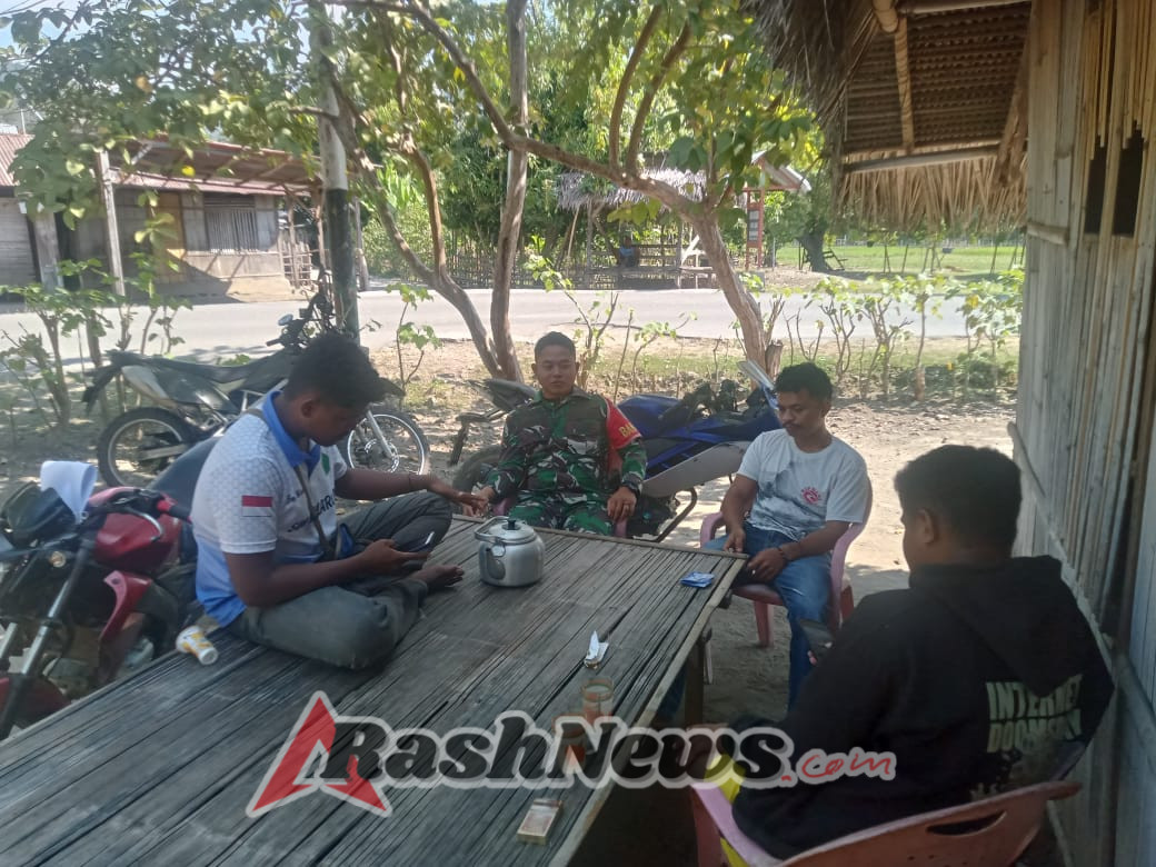 Wujudkan Desa Aman, Babinsa Kodim 1602/Ende Ajak Warga Jaga Kamtibmas Lewat Komsos