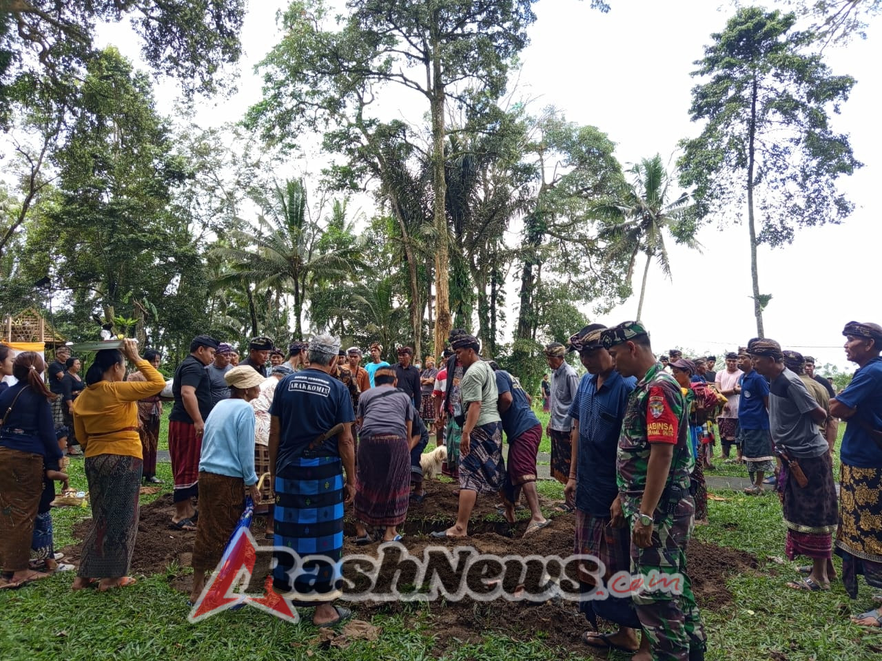 Babinsa Sertu Dewa Made Sudiarta Dampingi Warga Keliki Hingga Liang Lahat