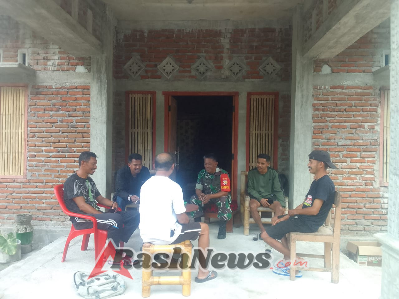 Babinsa Koramil 1602-01/Ende Gelar Komsos dan Pamwil di Desa Tumberabu 1