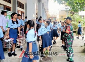 SMPN 6 Denpasar Terima Makan Bergizi Gratis, Babinsa Sesetan Dampingi Pendistribusian