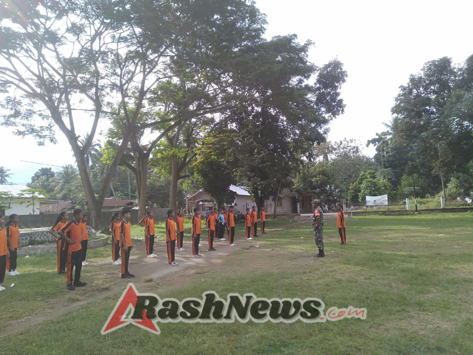 Babinsa dan Polri Kompak Latih PBB di Kecamatan Ende, Siswa Antusias Ikuti Kegiatan
