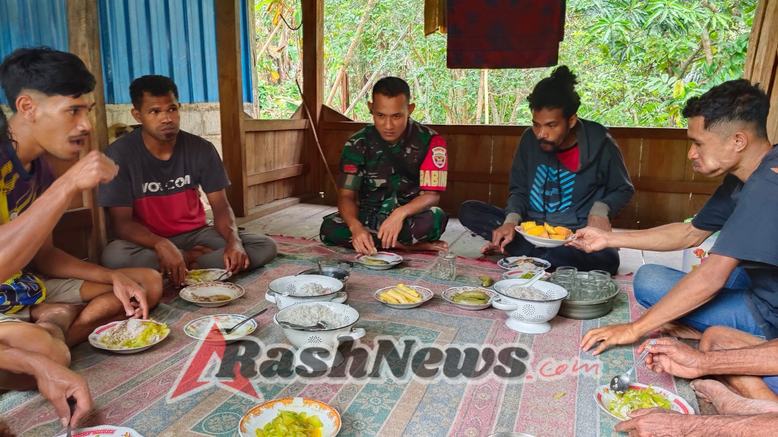 Babinsa Kodim 1602/Ende Aktif Lakukan Pengamanan Wilayah dan Komsos di Desa Binaan