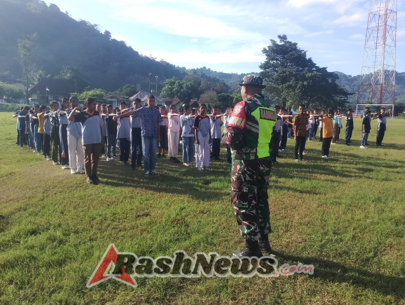 Babinsa Wolowaru Latih Siswa Baru SMPN 2 dalam Kegiatan PBB MPLS 2025