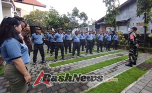 Pelatihan Satlinmas Kelurahan Legian oleh Babinsa untuk Meningkatkan Kamtibmas