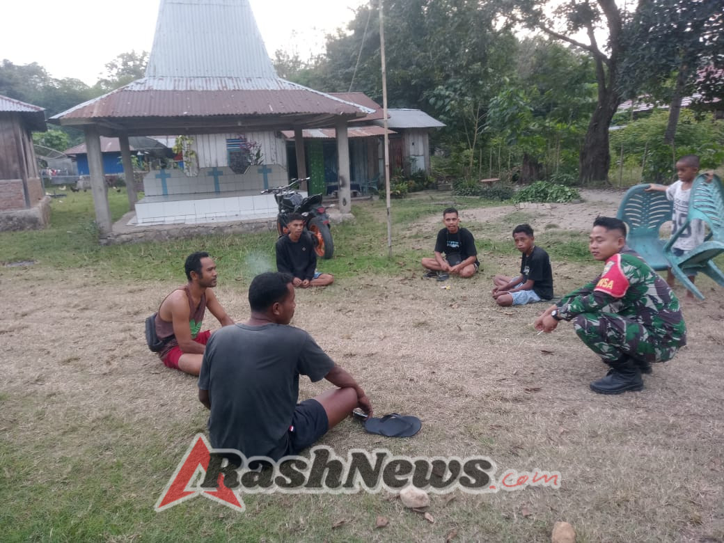 Wujudkan Kemanunggalan TNI-Rakyat, Babinsa Ende Aktif di Desa Ranokolo