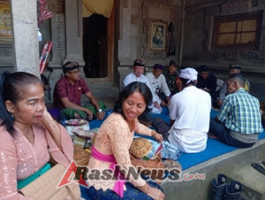 Babinsa Bakas Melayat, Sampaikan Duka Cita kepada Keluarga Almarhumah Jero Mangku Rampig