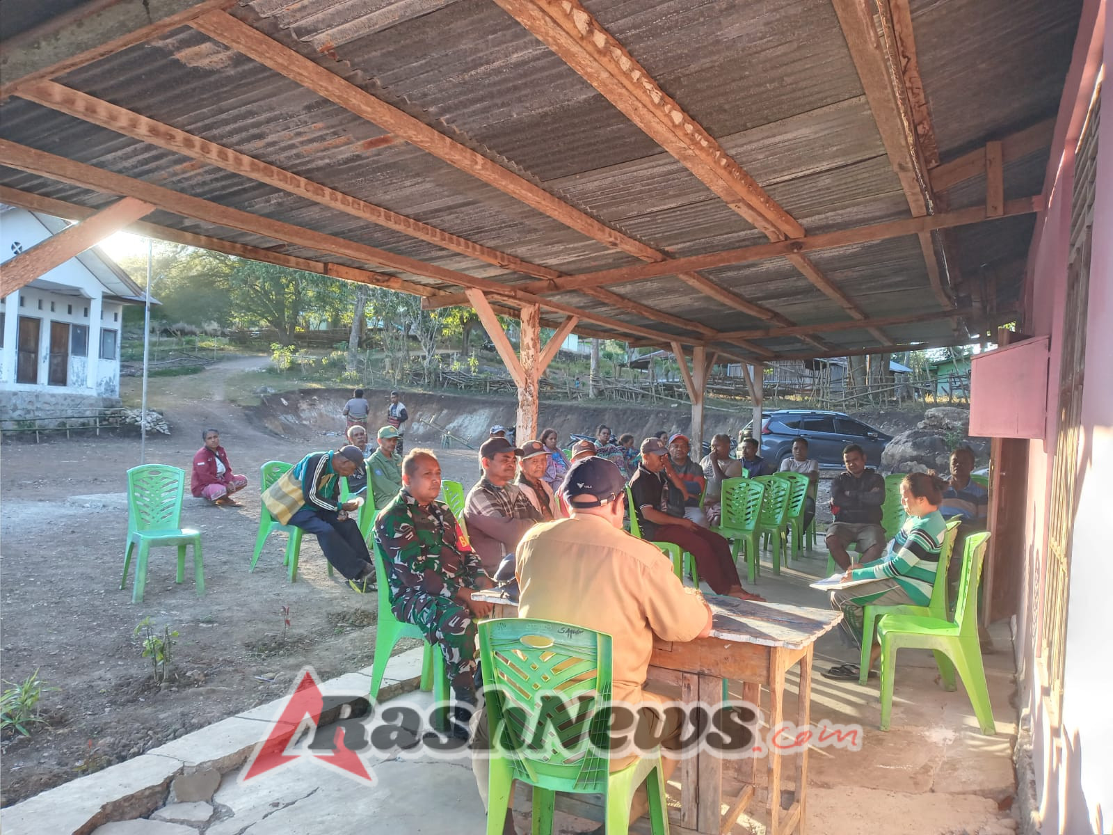 Babinsa Koramil 1618-05/Biut Serda Efrem Diakon Fit Gelar Komsos di Desa Sapaen, Dukung Pembangunan dan Kerja Bakti