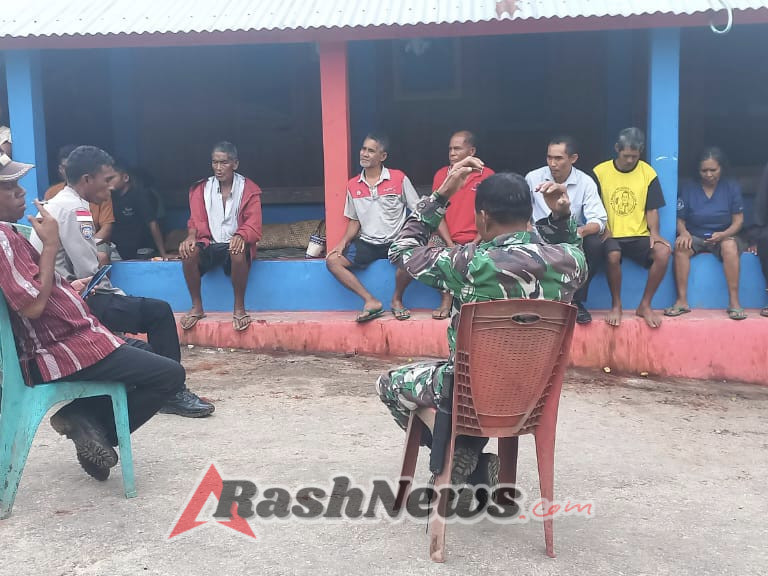 Babinsa dan Bhabinkamtibmas Laksanakan Komsos Bersama Warga Bahas Kamtibmas di Kelurahan Diratana