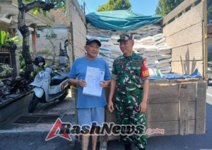 Sinergi TNI dan Desa, Babinsa Pastikan Distribusi Bantuan Beras Berjalan Lancar di Batuan Kaler