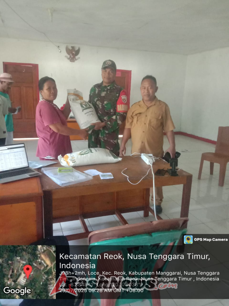 Babinsa Koramil 1612-03/Reok Kawal Penyaluran 7,5 Ton Beras untuk 376 KK di Desa Loce