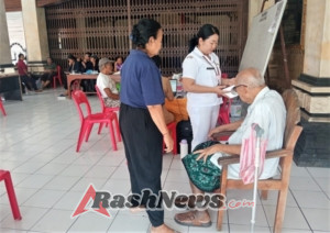 Babinsa Kelurahan Tuban Atensi Kegiatan Posyandu Balita dan Pengecekan Kesehatan Lansia