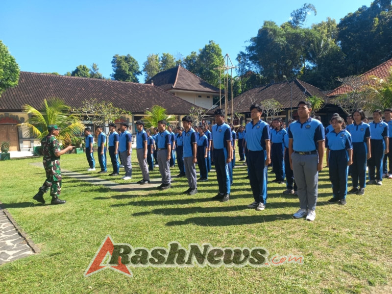 Babinsa Banyuatis Latihkan PBB, Siswa SMA N 1 Banjar Semangat Menyambut Disiplin Baru