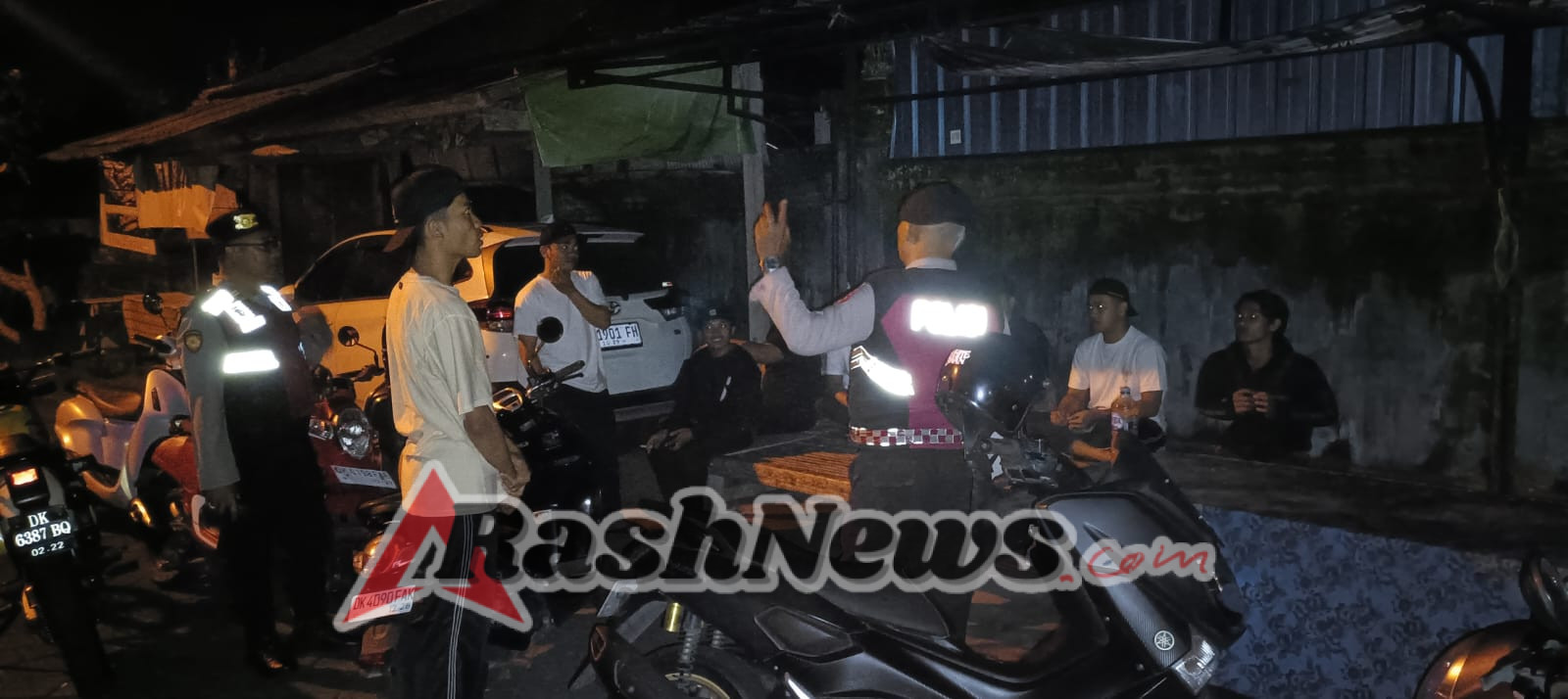 Patroli Dialogis Malam Hari, Samapta Polsek Abiansemal Beri Imbauan Pada Anak Muda Yang Masih Nongkrong