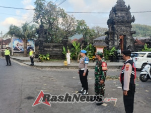 Sinergi Babinsa dan Bhabinkamtibmas Desa Bugbug Dalam Pengamanan Upacara Keagamaan