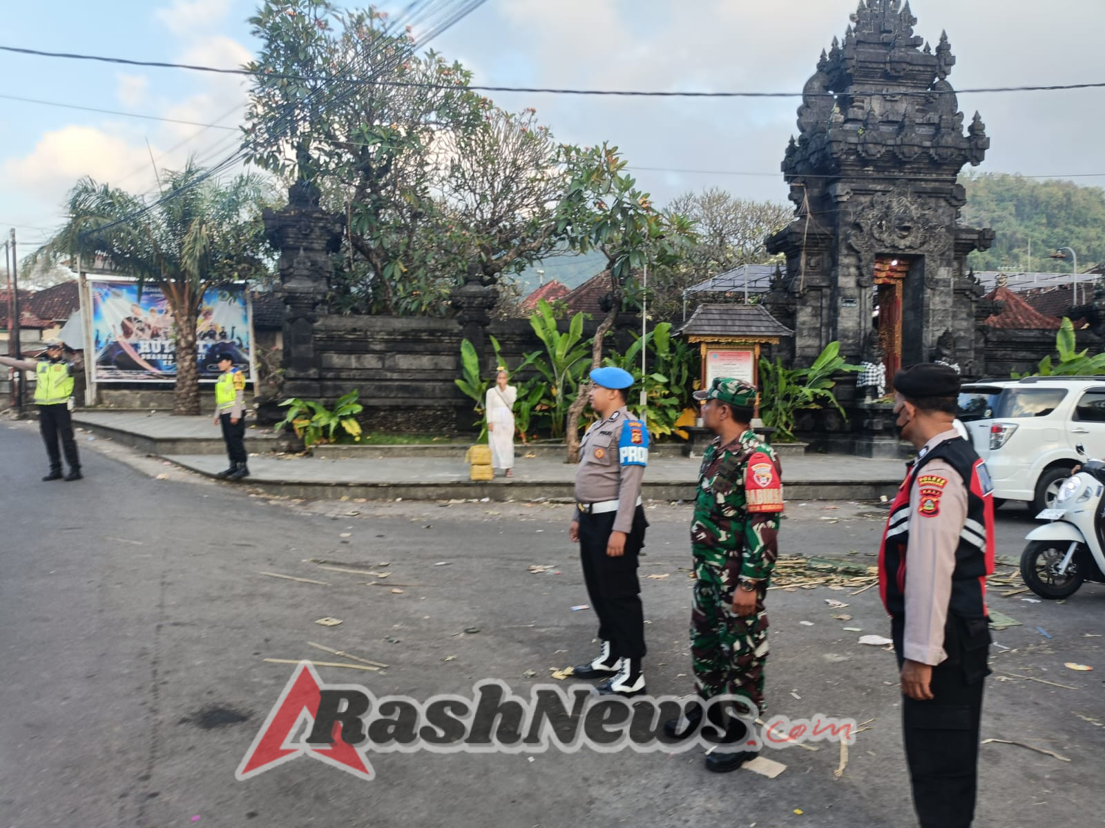 Sinergi Babinsa dan Bhabinkamtibmas Desa Bugbug Dalam Pengamanan Upacara Keagamaan