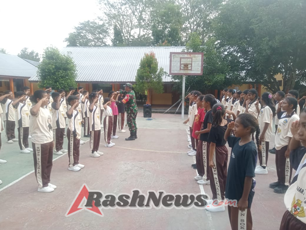 Babinsa Koramil 1602-04/Maurole Latih PBB Siswa SMPN Sokoria