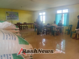 Distribusi Bantuan Pangan di Desa Bangka La’o Lancar Berkat Pendampingan Babinsa Koramil 1612-01/Ruteng