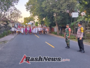 Upaya Babinsa 1623-01/Karangasem Dukung Ketertiban dan Keamanan Kegiatan Melasti