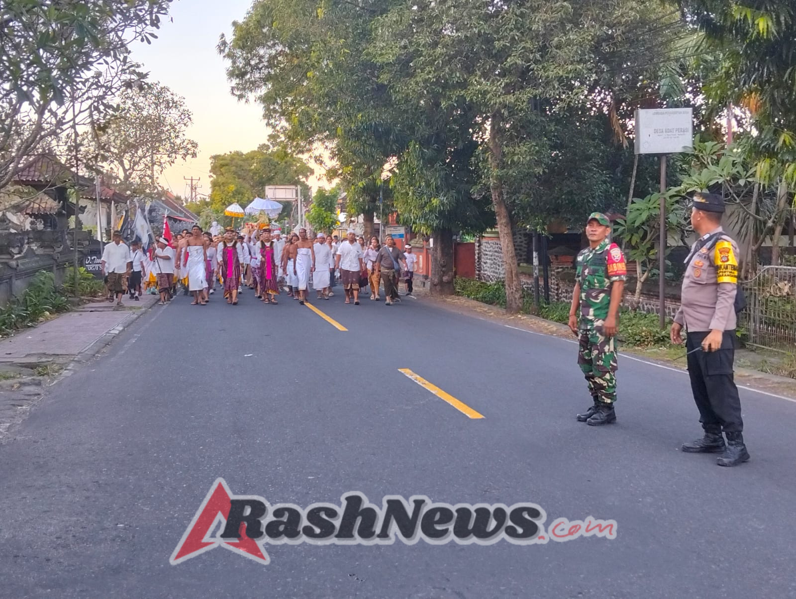 Upaya Babinsa 1623-01/Karangasem Dukung Ketertiban dan Keamanan Kegiatan Melasti
