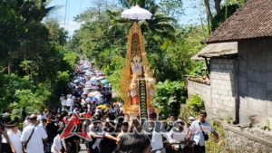 Babinsa Desa Jungutan Bersama Pecalang dan Bakamda Amankan Upacara Ngaben Massal