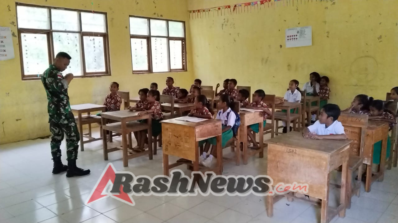 Satgas Yonif 741/GN Pos Fatuha Berikan Pelajaran di SD Inpres Fatuha