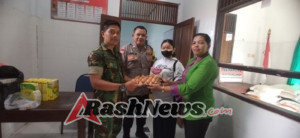 Babinsa Pesinggahan Terjun Langsung Bantu Penyaluran PMT untuk Warga Terdampak