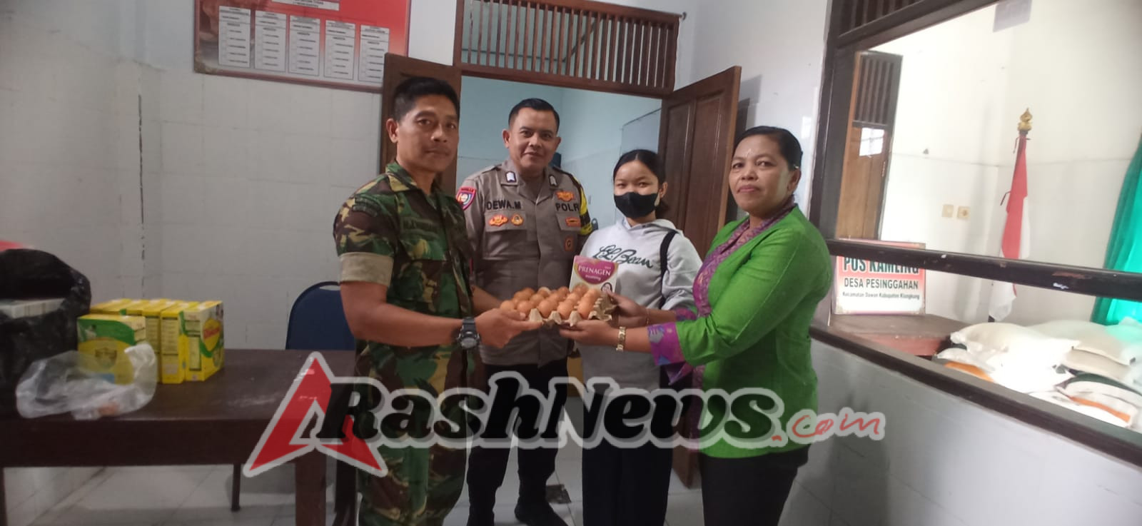 Babinsa Pesinggahan Terjun Langsung Bantu Penyaluran PMT untuk Warga Terdampak