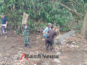 Personel Koramil 05 Kerambitan Lakukan Karya Bakti Bersihkan Sumbatan Sungai di Desa Kerambitan dan Tista
