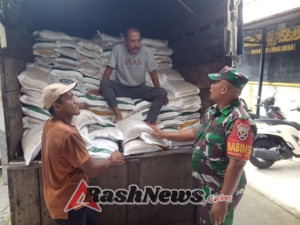 Babinsa Koramil 02/Susut Dampingi Pendistribusian Beras Bukti Nyata TNI Kawal Program Pemerintah