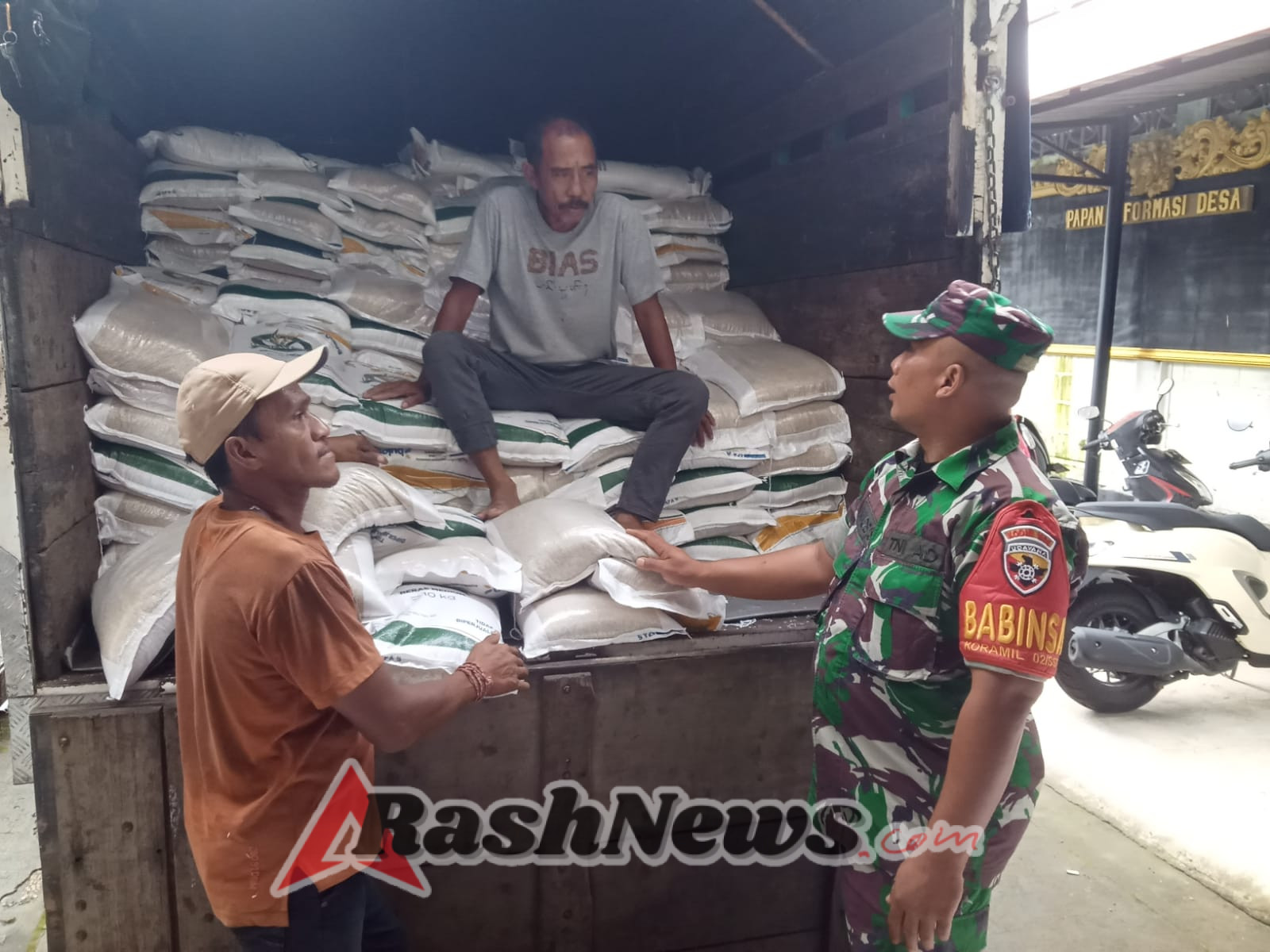 Babinsa Koramil 02/Susut Dampingi Pendistribusian Beras Bukti Nyata TNI Kawal Program Pemerintah