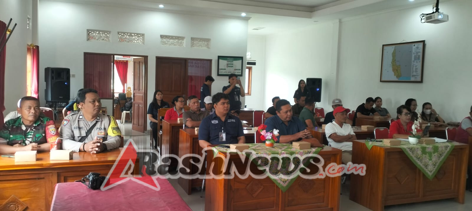 Peran Babinsa dan Bhabinkamtibmas Dukung Kegiatan Bina Desa di Petak Kaja