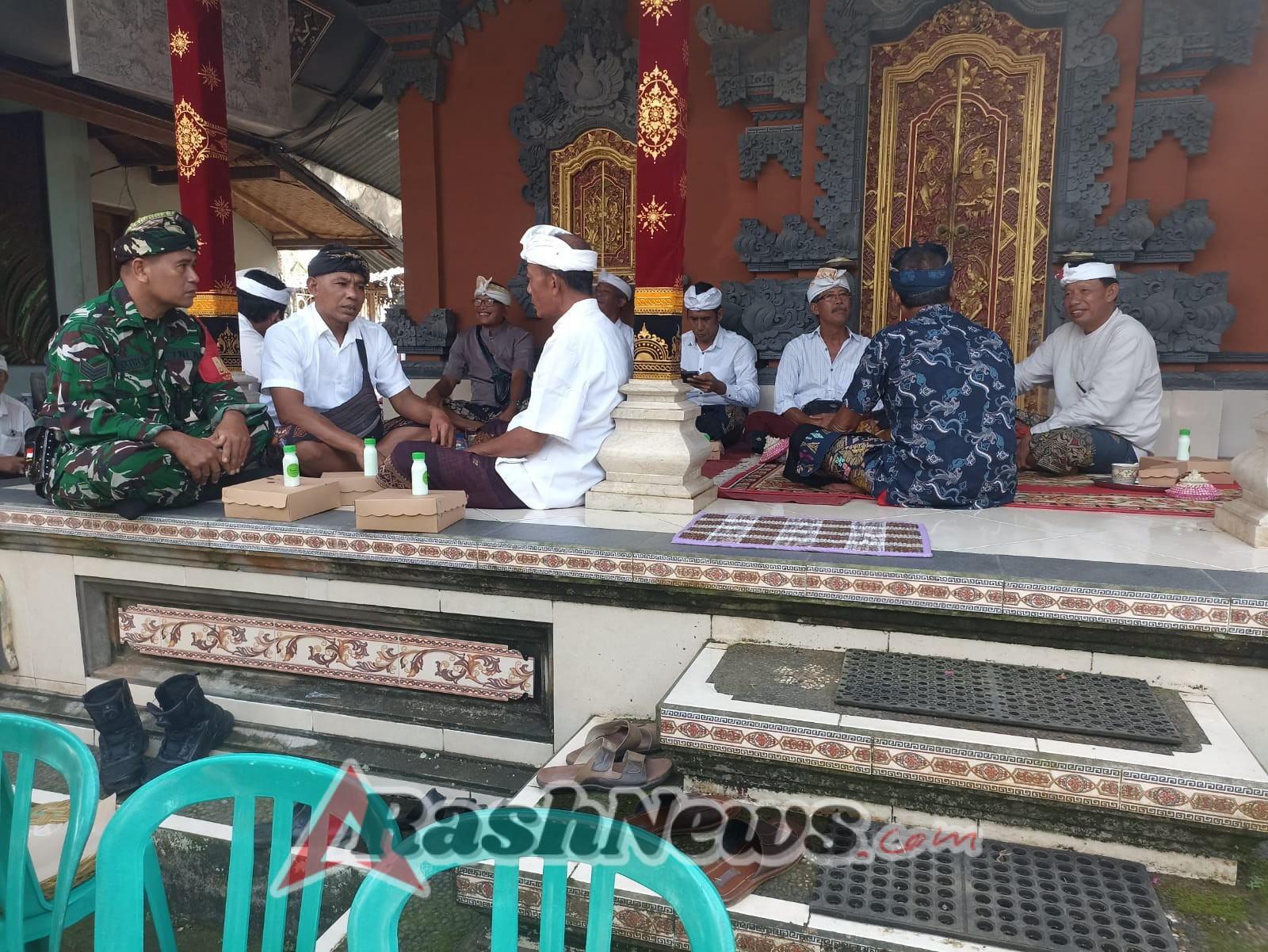 Wujud Kepedulian Budaya, Babinsa Pejeng Kelod Hadiri Upasaksi Pedudusan Agung