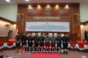 Rapat Paripurna DPRD Sumbawa Diwarnai Pengalungan Selendang Kehormatan untuk Dandim 1607