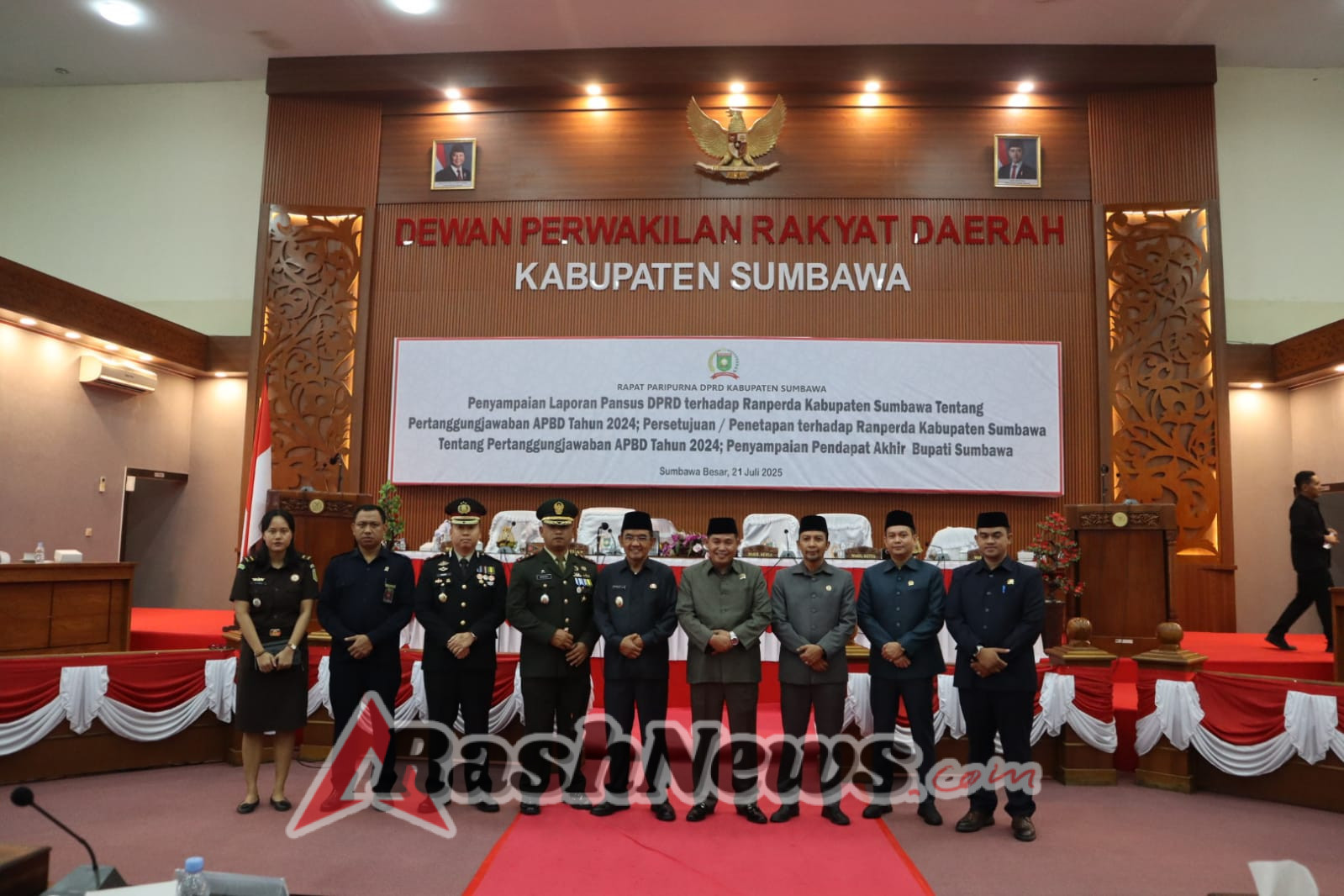 Rapat Paripurna DPRD Sumbawa Diwarnai Pengalungan Selendang Kehormatan untuk Dandim 1607