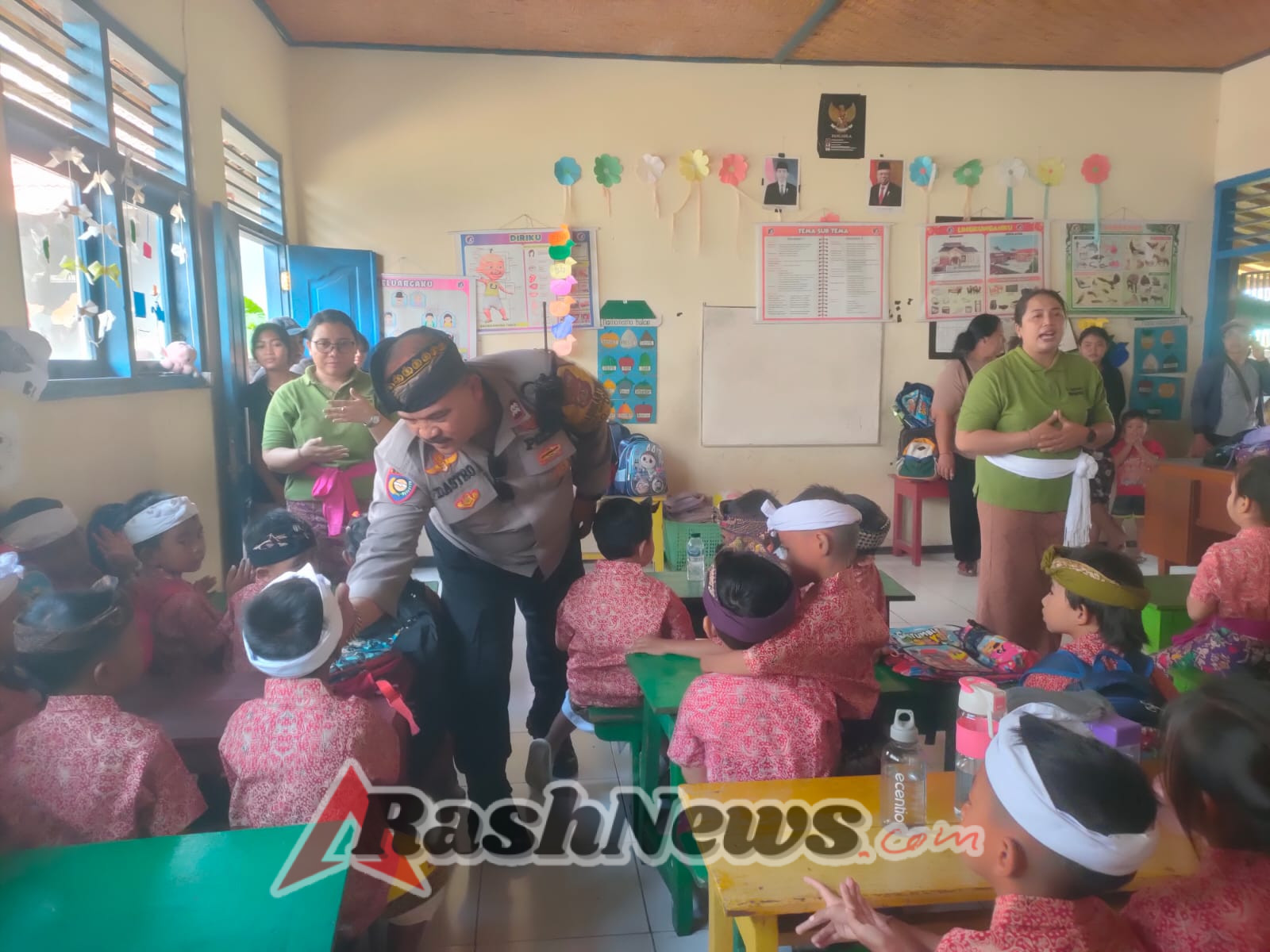 Bhabinkamtibmas Singakerta Ikuti Giat MPLS siswa TK, Beri Pembinaan untuk Tanamkan Disiplin Sejak Dini kepada Siswa TK Kertasari