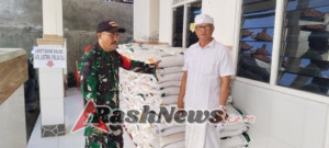 Babinsa Serma Ketut Sutarmadi Pastikan Penyaluran Beras Hanpang Berjalan Aman dan Lancar