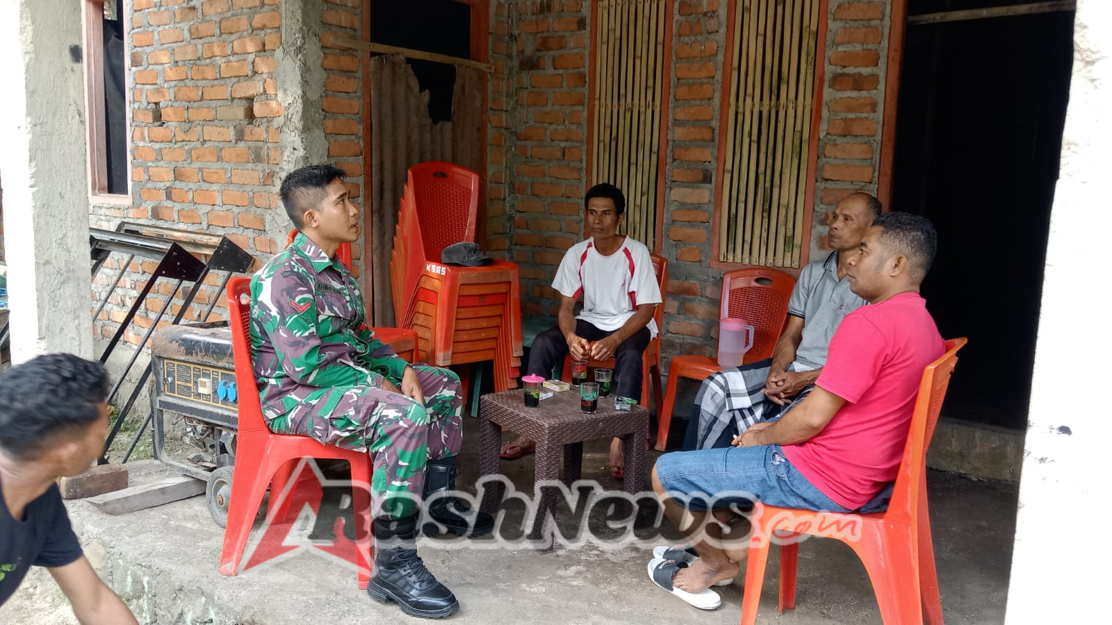 Perkuat Kemanunggalan TNI-Rakyat, Babinsa Ende Terjun Langsung ke Masyarakat