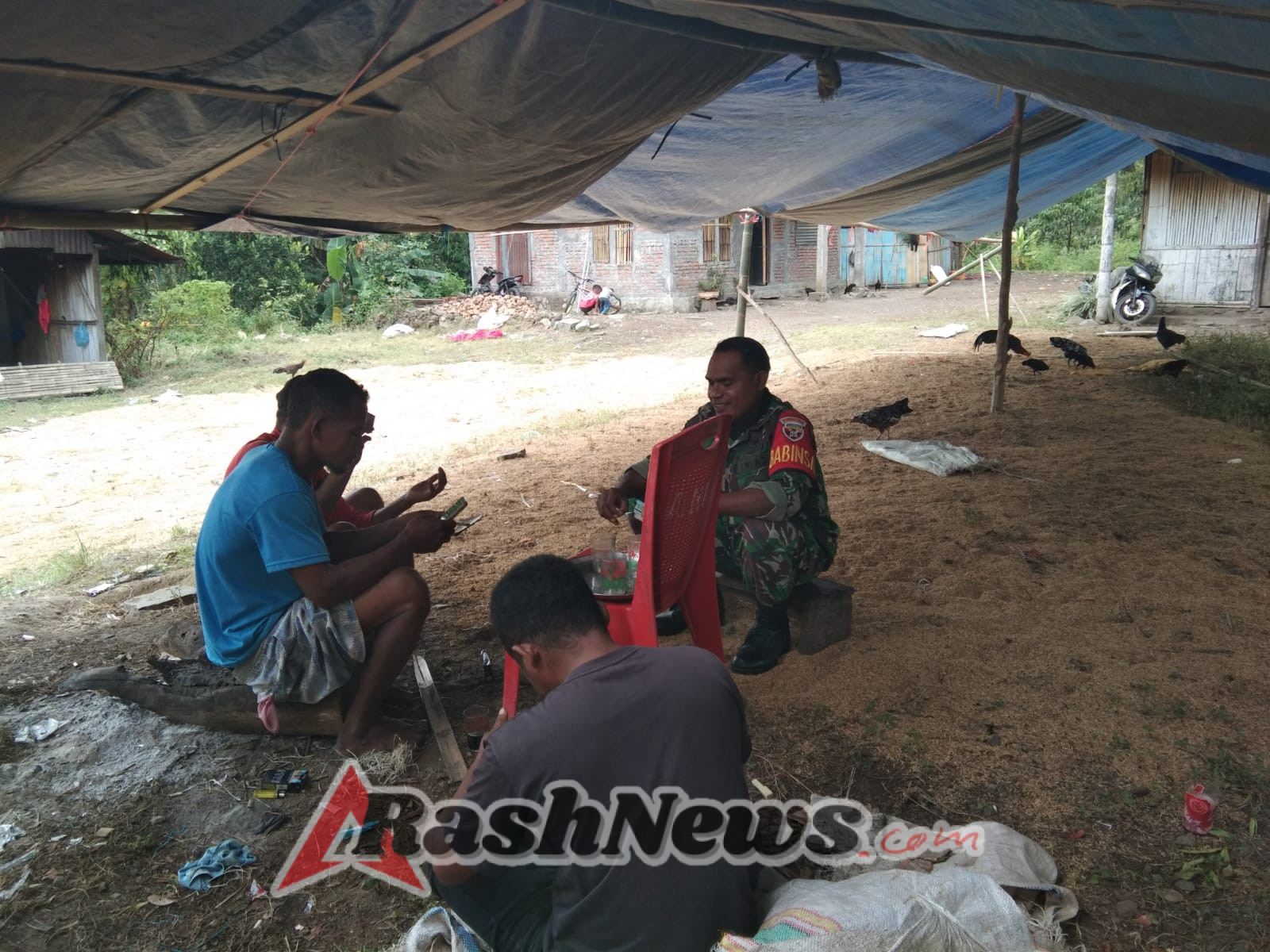 Babinsa Koramil 1602-03/Detusoko Intensifkan Komsos dan Pamwil di Desa Kuru Sare