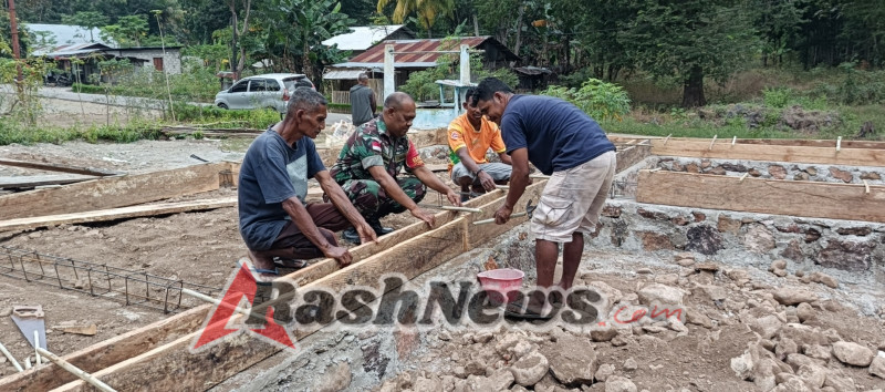 Babinsa Koramil 1618-04/Bisel Bantu Warga Bangun Fondasi Rumah di Desa Oenbit