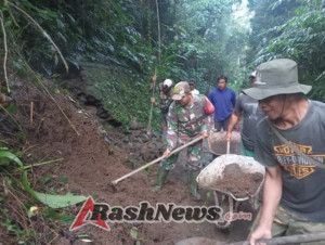 Babinsa Desa Jegu Ajak Warga Gotong Royong Bersihkan Longsoran Tanah