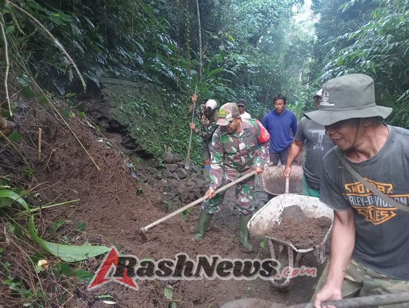 Babinsa Desa Jegu Ajak Warga Gotong Royong Bersihkan Longsoran Tanah