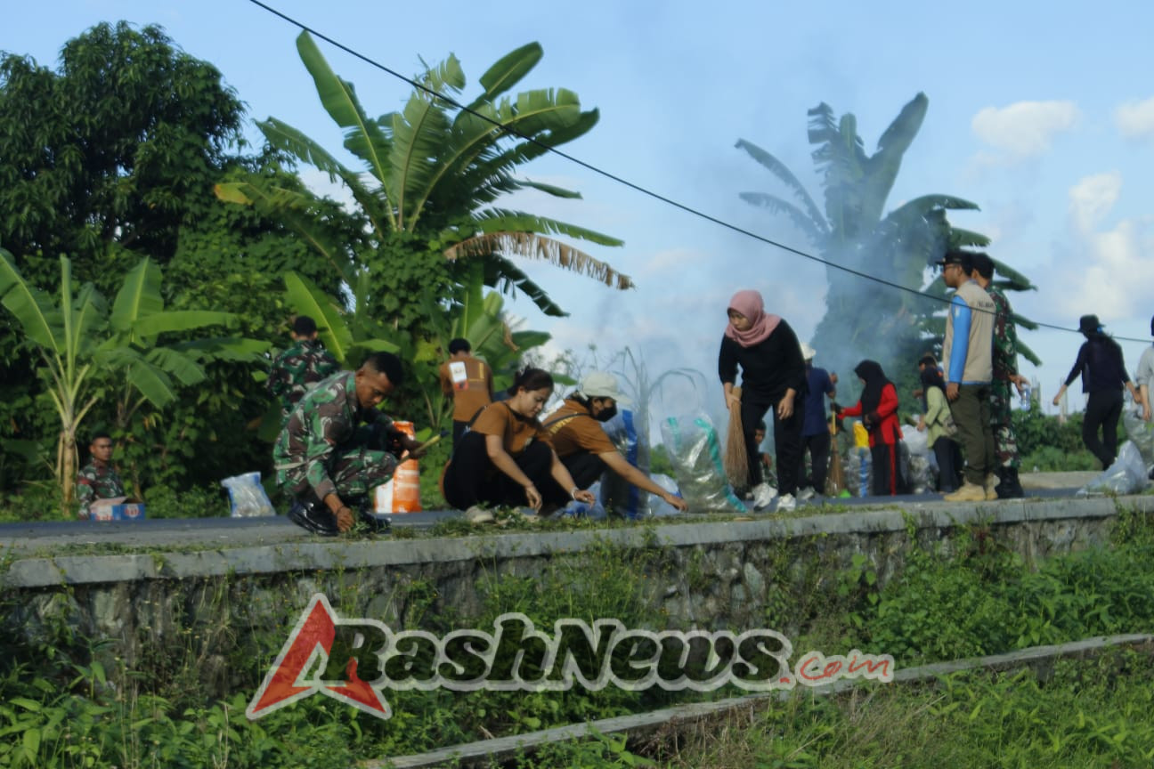 Yonif 742/SWY Gelar Gotong Royong Bersihkan Lingkungan Desa Perampuan