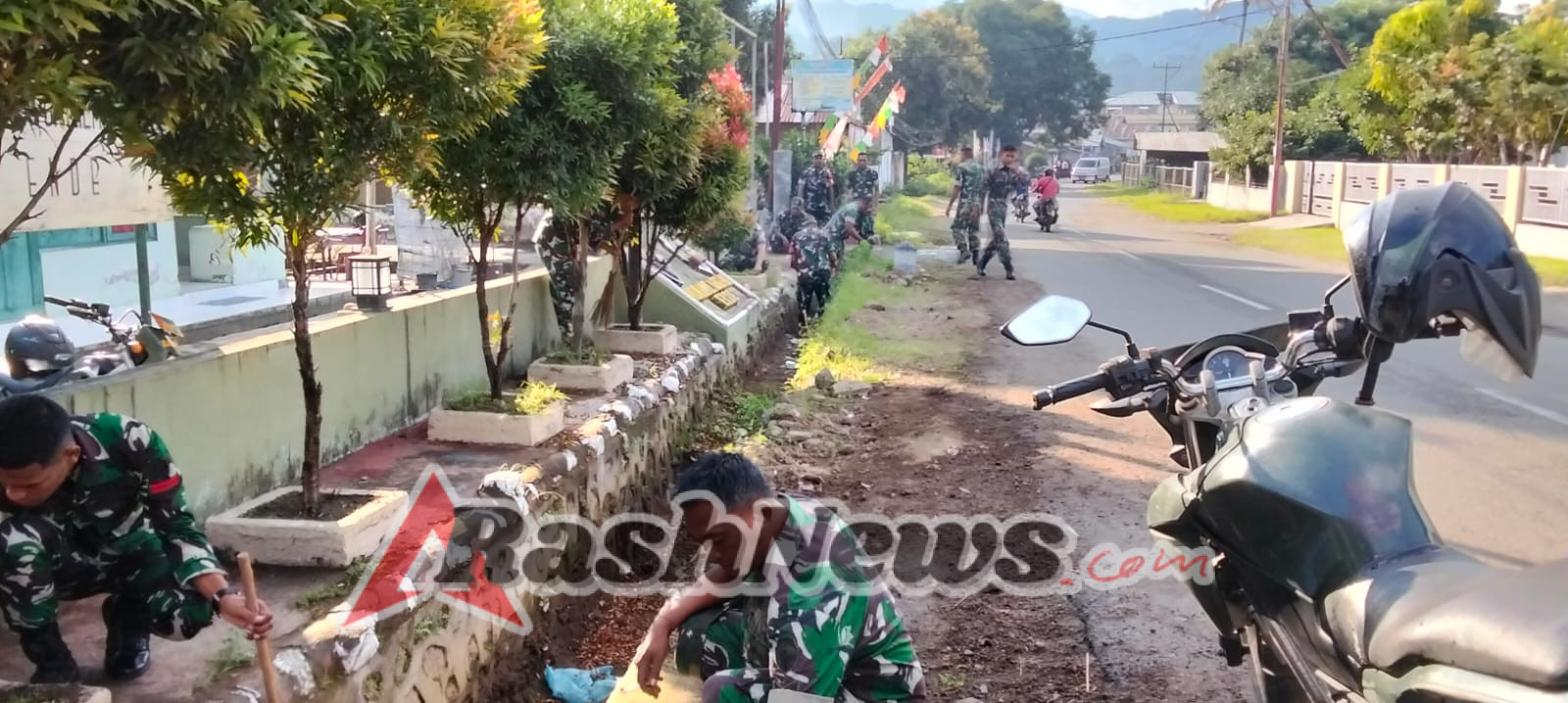 Peduli Lingkungan, Babinsa Koramil 1602-01/Ende Laksanakan Kerja Bakti di Rewarangga