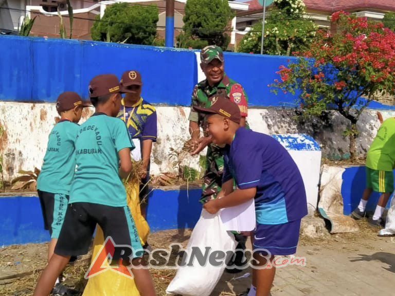 Babinsa Koramil Loli Ajak Pelajar Bersihkan Lapangan Manda Elu