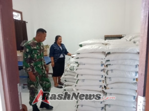 Babinsa Kenderan Kawal Distribusi 4 Ton Beras Bantuan Bulog untuk Warga Tegallalang